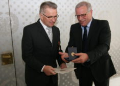 Kanu-Schwaben Vorsitzender Horst Woppowa erhält für sein langjähriges ehrenamtliches Wirken zugunsten des Deutschen Kanusports das Bundesverdienstkreuz am Bande.